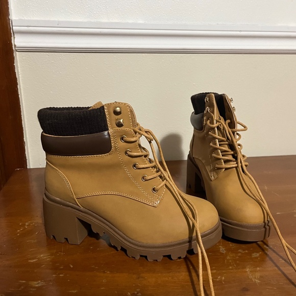 Heeled hiking boots - Picture 1 of 1
